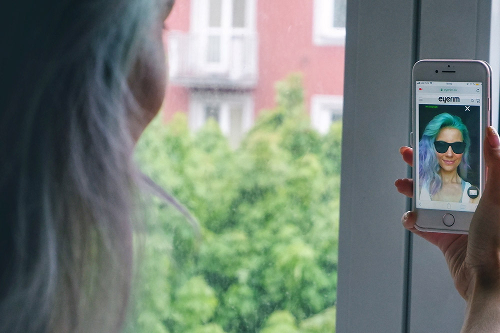 Lucie Ferikova si skúša slnečné okuliare Stella McCartney cez eyerim Magic Mirror